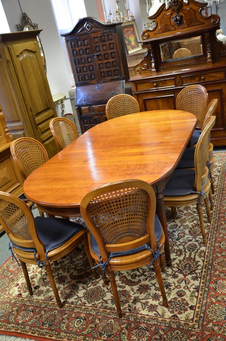 Stôl  + 8 stoličiek