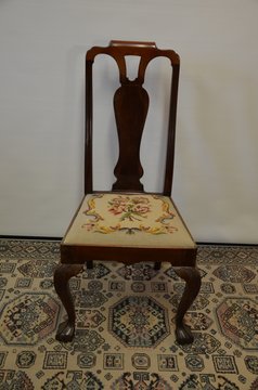 Židle byla vyrobena z masivu. Potahový materiál na sedáku je vyšívaný gobelín s květinovým motivem.