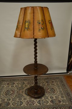 Stojací lampa  byla vyrobena z masivního dřeva. Pěkné řezbované provedení podstavce, zajímavě řešený cylindr. Odkládací stolek je součástí lampy.