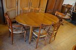 Oválný jídelní stůl se čtyřmi židlemi a dvěma křesílky byl vyroben z třešňového dřeva.
