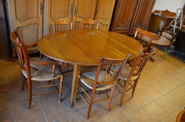 Oválný jídelní stůl se čtyřmi židlemi a dvěma křesílky byl vyroben z třešňového dřeva.ZÁLOHOVÁNO.