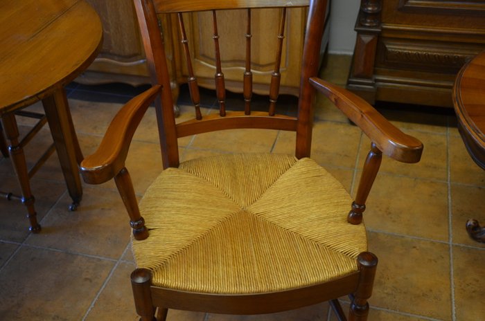 Oválný jídelní stůl se čtyřmi židlemi a dvěma křesílky byl vyroben z třešňového dřeva.