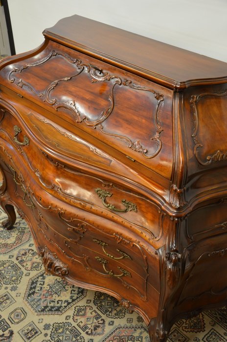 Psací stolek v barokním stylu - břichatka