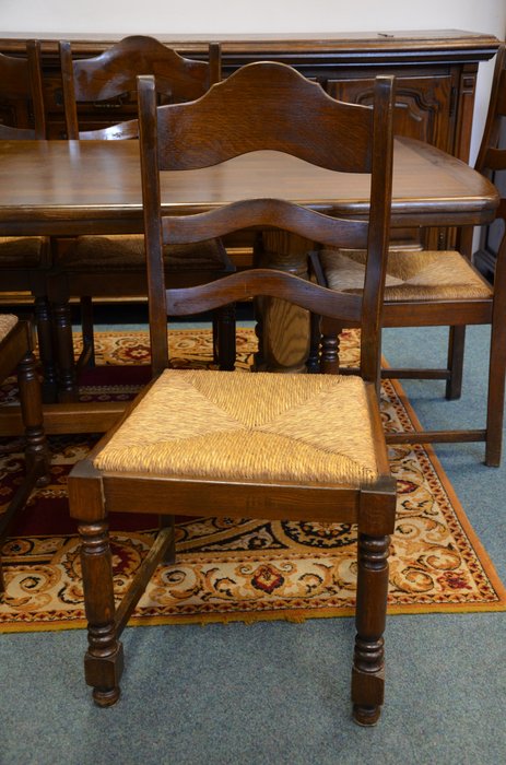 Jídelní stůl  + 6 židlí  (původní cena 12.850,- Kč)